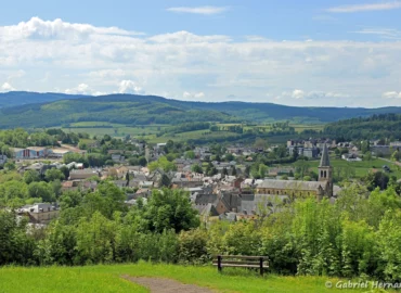 Vue sur la ville et le Morvan, depuis le panorama du Calvaire