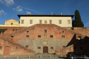 La villa médicis, avec son double escalier en zig-zag (Cerreto Guidi, Italie, septembre 2024)