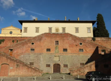 La villa médicis, avec son double escalier en zig-zag (Cerreto Guidi, Italie, septembre 2024)