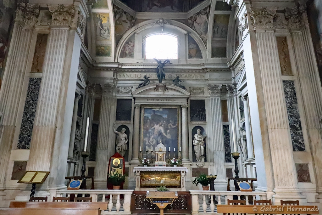 Chapelle Salviati, consacrée à saint Antonin de Florence, avec le sarcophage reliquaire exhibant son corps momifié (Florence, Italie, octobre 2024)