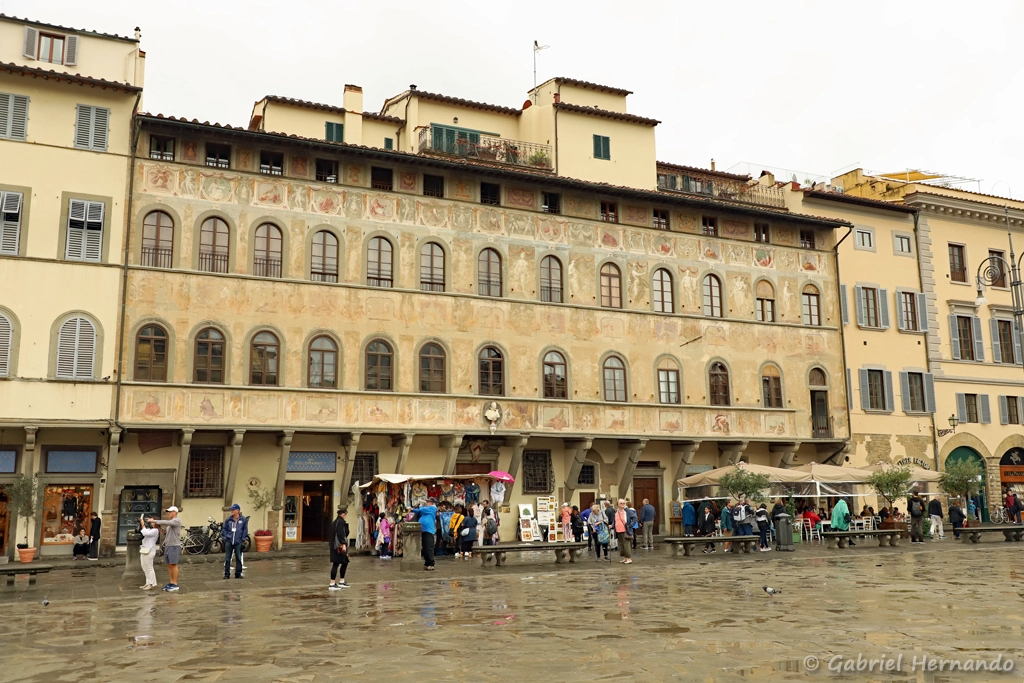 Palazzo dell'Antella (1662), situé sur la partie sud de la piazza Santa Croce, avec sa façade à la décoration d'art grotesque (Florence, Italie, octobre 2024)