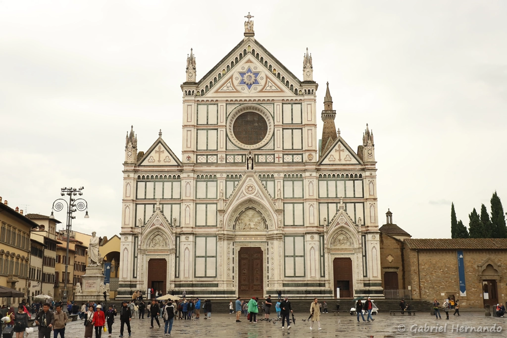Façade de la basilique depuis la Piazza Santa Croce (Florence, Italie, octobre 2024)
