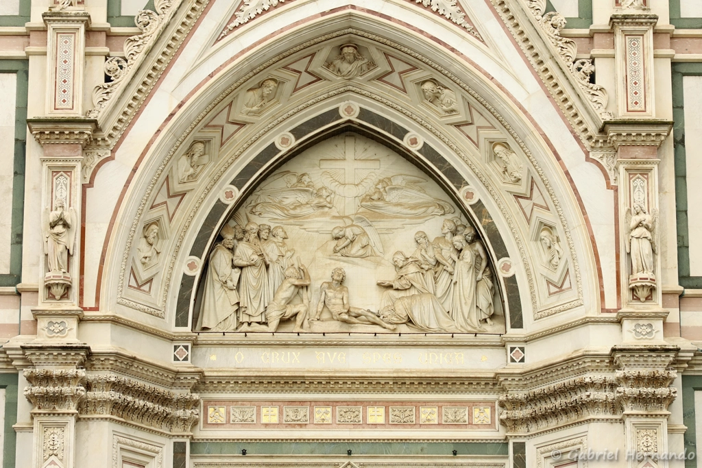 Tympan du portail principal, sous la rosace de Santa Croce, avec "Le triomphe de la Croix", bas-relief de Giovanni Dupré (Florence, Italie, Octobre)