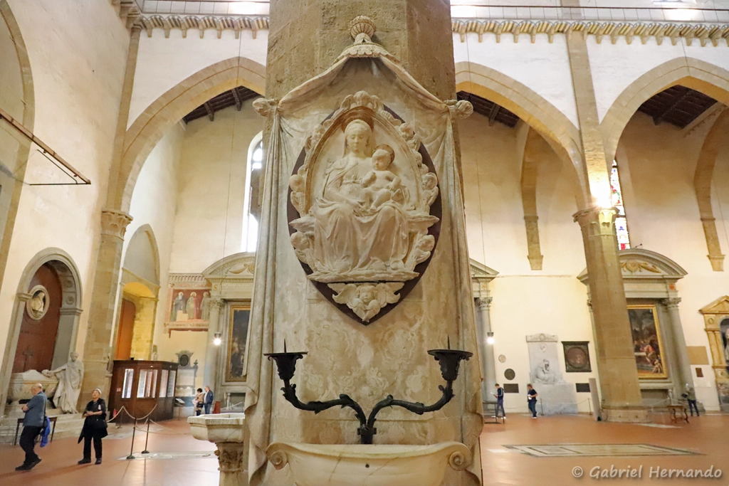 Madonna del latte, relief en marbre d'Antonio Rosselino, 1478, contre le 1er pilier de droite de la basilique Santa Croce (Florence, Italie, Octobre)