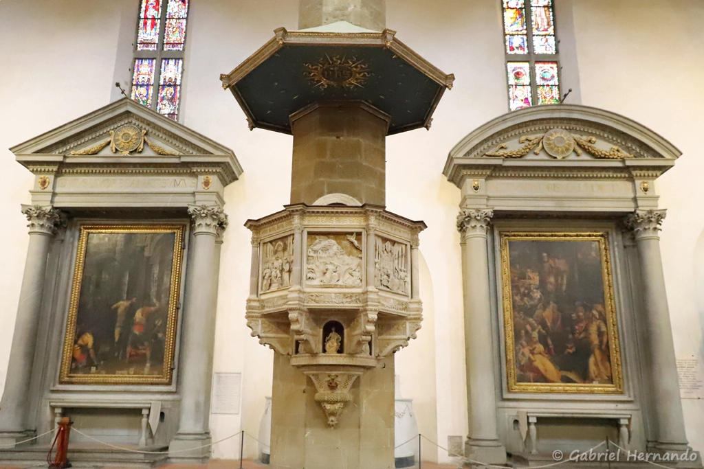 Très belle chaire en marbre de 1476, sculptée par Benedetto da Maiano, contre le 3ème pilier de droite de la basilique Santa Croce (Florence, Italie, Octobre)