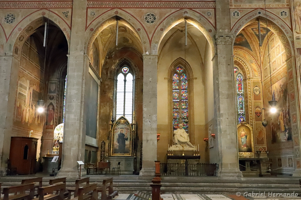 Chapelles Pulci-Berardi, Ricasoli, Capponi avec la statue de la Piéta Libero Andreotti, 1926) et Spinelli Chapel, sur le transept gauche de la basilique Santa Croce (Florence, Italie, octobre 2024)