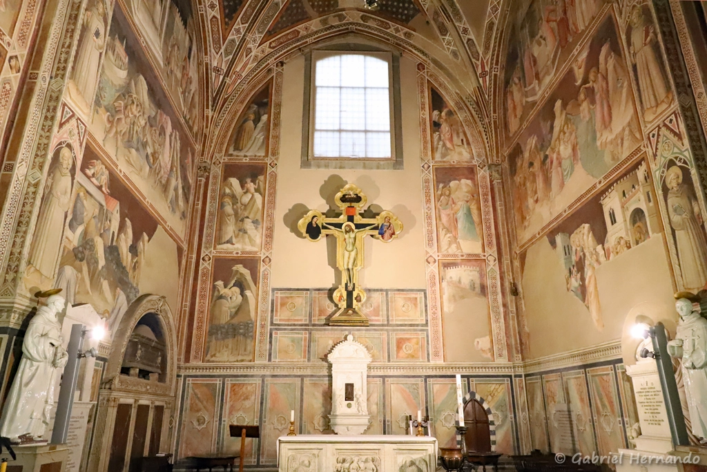 Chapelle Castellani, dans la basilique Santa Croce, avec des peintures d'Agnolo Gaddi, le tabernacle du Saint Sacrement (1473) et un crucifix de Pietro Nelli (Florence, Italie, octobre 2024)