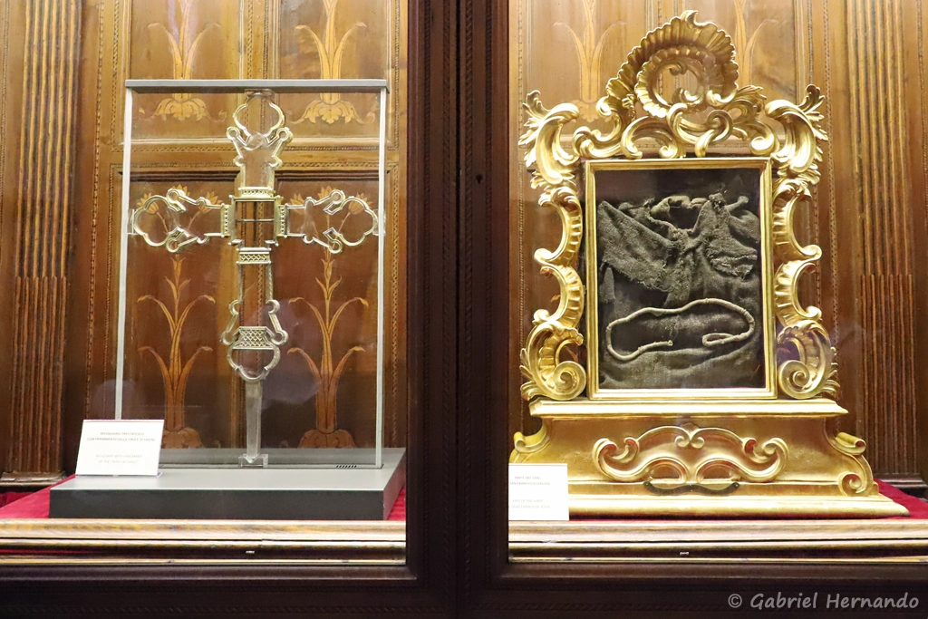 Dans la sacristie, à gauche, reliquaire du XIVe siècle avec fragment de la croix du Christ, et à droite, relique de la bure et de la ceinture de saint François d'Assise.(Florence, Italie, octobre 2024)