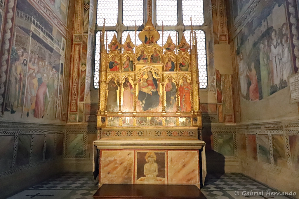 Chapelle Rinuccini, ouverte à l'Est dans la sacristie de la basilique Santa Croce, avec un cycle de fresques de Giovanni da Milano et le polyptyque de l'autel de Giovanni del Biondo (Florence, Italie, octobre 2024)