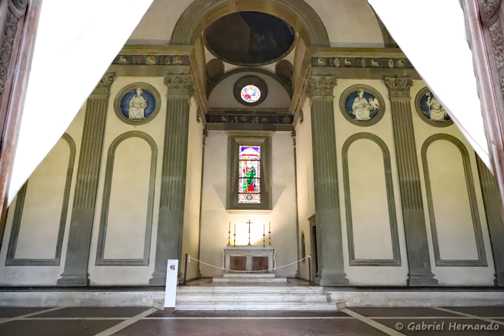 Chapelle des Pazzi (1441-1478), située dans le premier cloître de la basilique Santa Croce (Florence, Italie, octobre 2024)