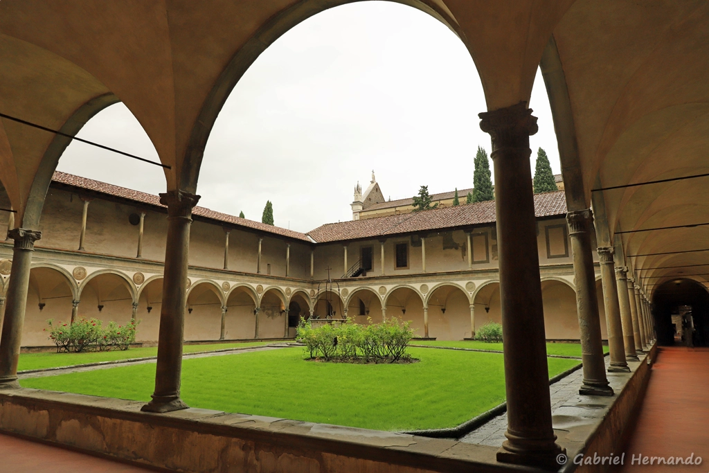 Le second cloître (1453), de forme carrée, avec un puits central, de la basilique Santa Croce (Florence, Italie, octobre 2024)