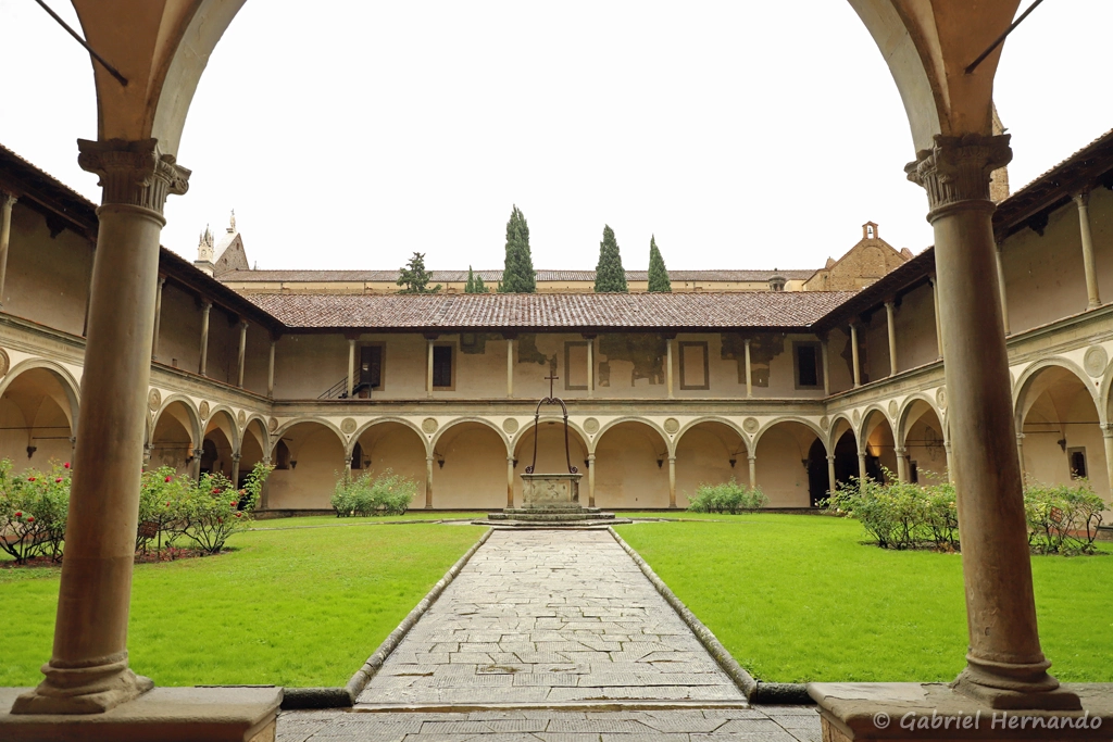 Le second cloître (1453), de forme carrée, avec un puits central, de la basilique Santa Croce (Florence, Italie, octobre 2024)