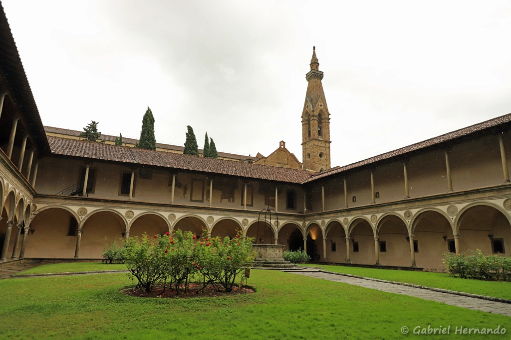 Le second cloître (1453), de forme carrée, avec un puits central, de la basilique Santa Croce (Florence, Italie, octobre 2024)