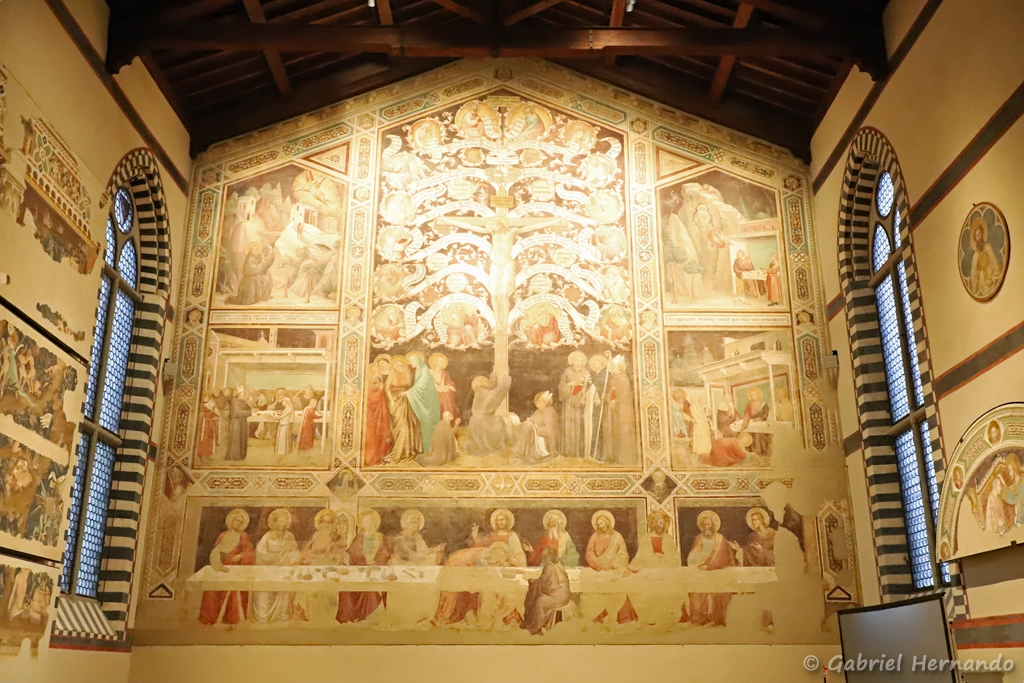 Cenacolo de Santa Croce (1355), fresque de L'Arbre de la Croix et La Cène de Taddeo Gaddi, couvrant le fond de la salle du grand réfectoire de l'ancien couvent Santa Croce (Florence, Italie, octobre 2024)
