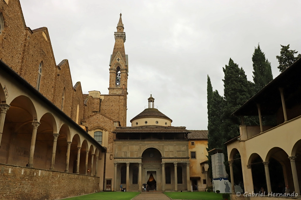 Le premier cloître (XIVe siècle) et la chapelle des Pazzi, de la basilique Santa Croce (Florence, Italie, octobre 2024)