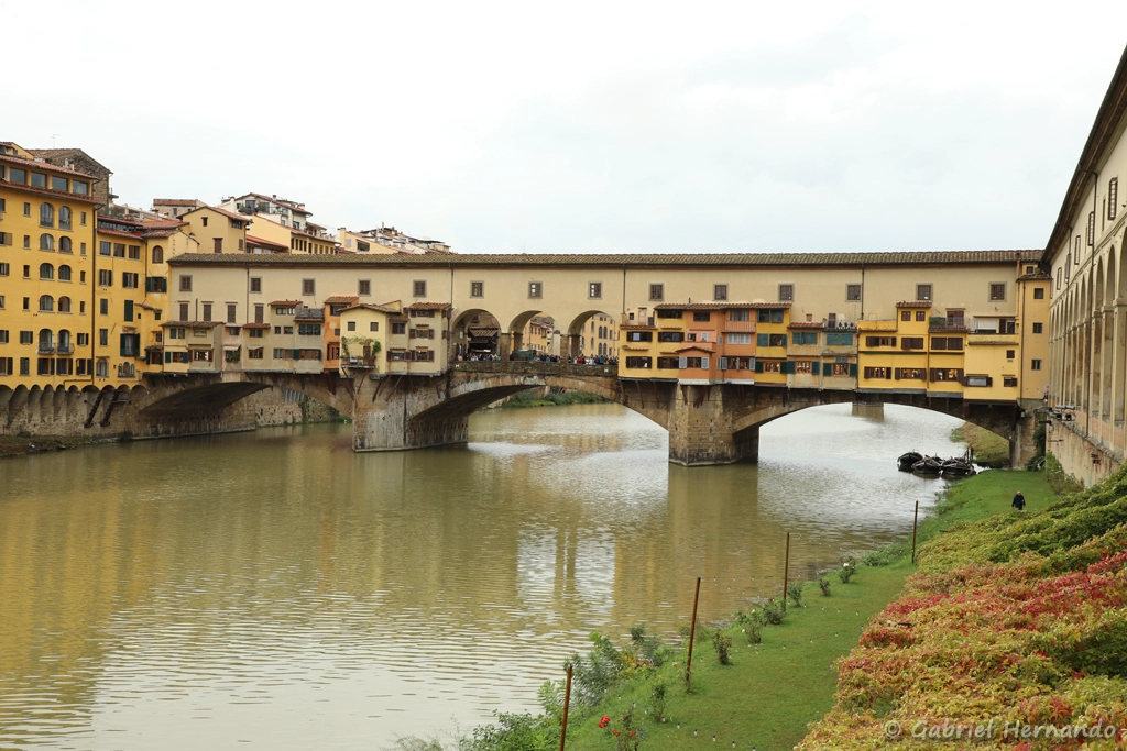 Partie amont du Ponte Vechio, avec le corridor de Vasari, construit en 1565, avec ses trois arches centrales (Florence, Italie, octobre 2024)