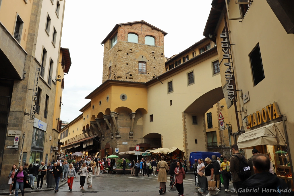 Le corridor de Vasari, avec le contournement de la maison-tour des Mannelli, sur la rive gauche (Florence, Italie, octobre 2024)