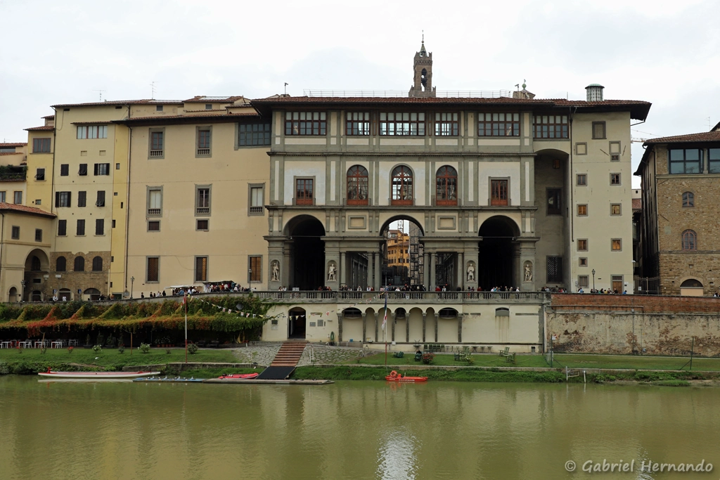 La Galerie des Offices, depuis la rive gauche de l'Arno (Florence, Italie, octobre 2024)