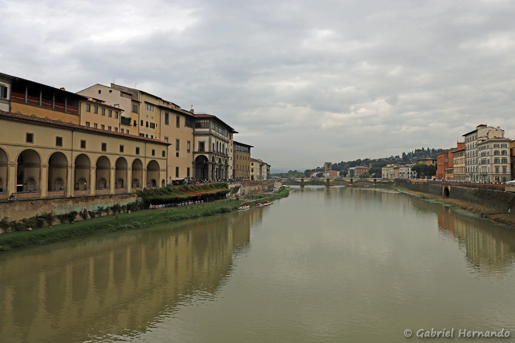 L'Arno en amont et depuis le Ponte Vicchio, avec la Galerie des Offices, sur la gauche (Florence, Italie, octobre 2024)