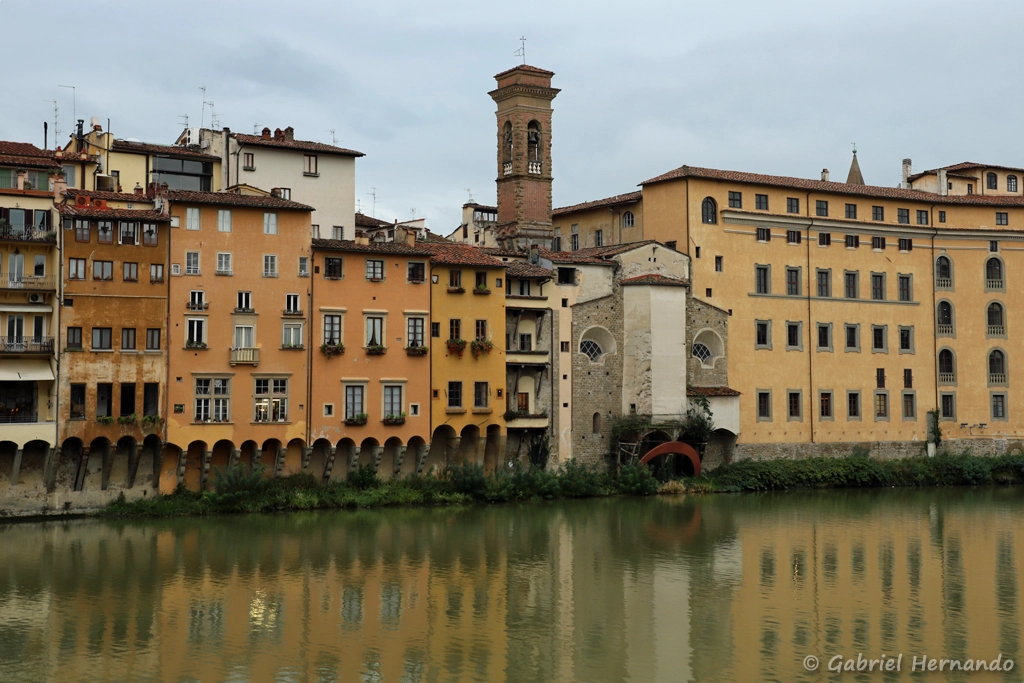 Rive gauche de l'Arno, en aval du Ponte Vechio, avec l'église di San Jacopo Soprarno (Florence, Italie, octobre 2024)