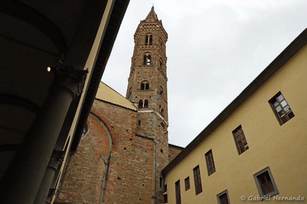 Le campanile, haut de 51,8 m, achevé en 1307, de forme hexagonale et de style gothique, vu depuis l'atrium (Badia Fiorentina, Florence, Italie, octobre 2024)