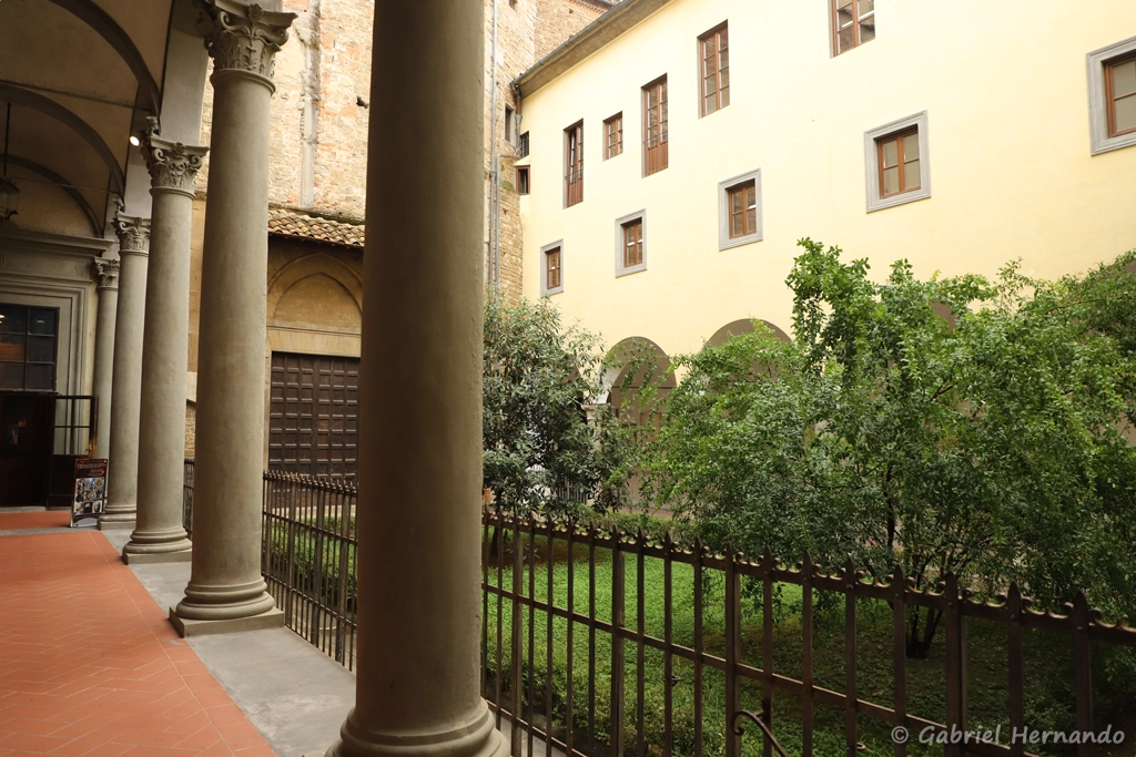 L'atrium du XVe siècle, avec ses colonnes lisses à chapiteaux corinthiens (Badia Fiorentina, Florence, Italie, octobre 2024)