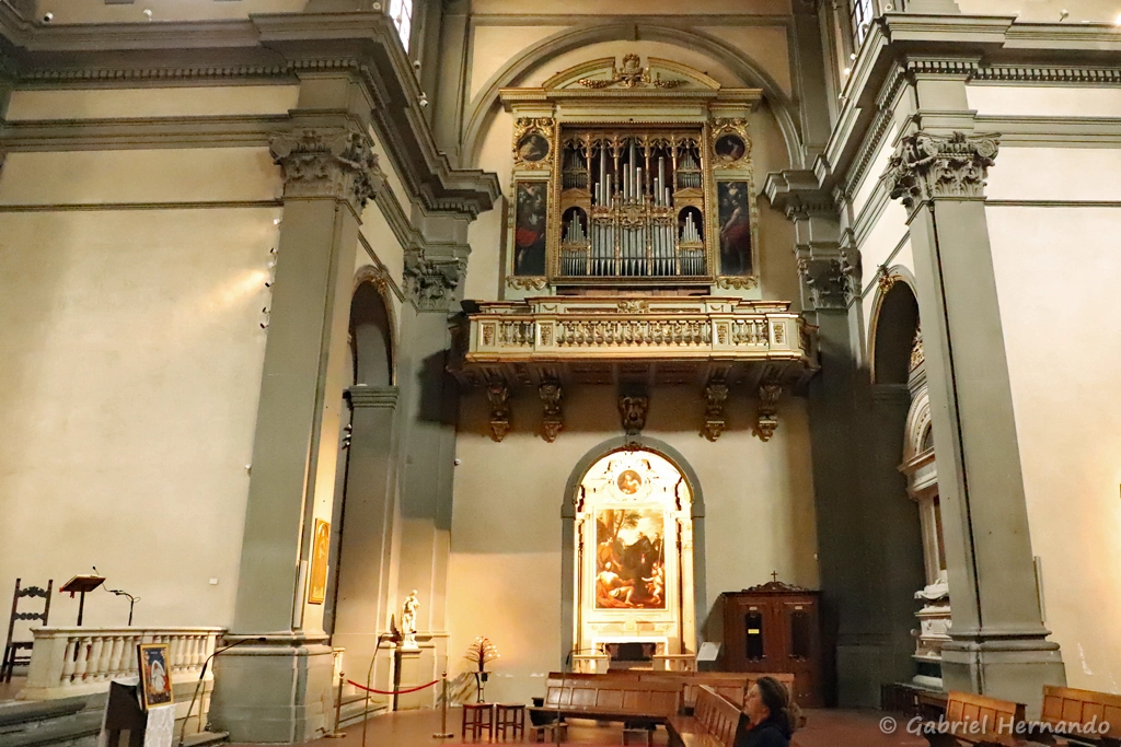 Aile ouest du transept, avec l'orgue achevé en 1558, œuvre d'Onofrio Zeffirini de Cortone (Badia Fiorentina, Florence, Italie, octobre 2024)