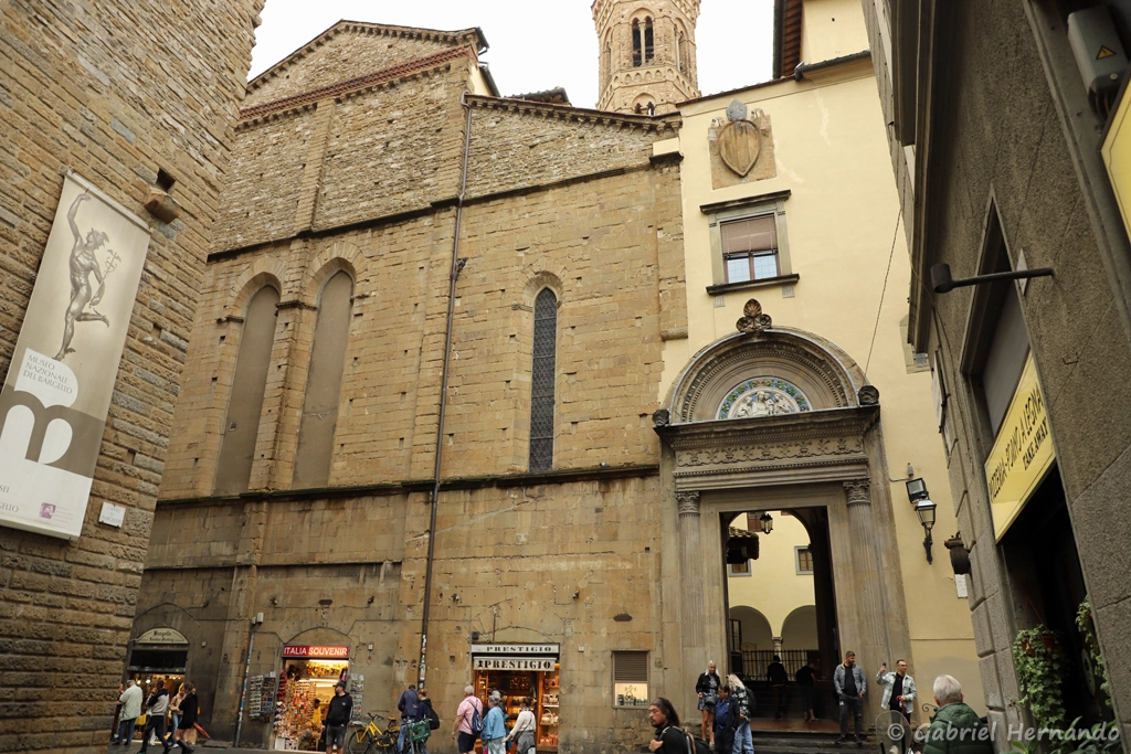 Mur extérieur de l'abside du XIVe siècle, avec le portail d'accès sur la Via del Proconsolo (Badia Fiorentina, Florence, Italie, octobre 2024)
