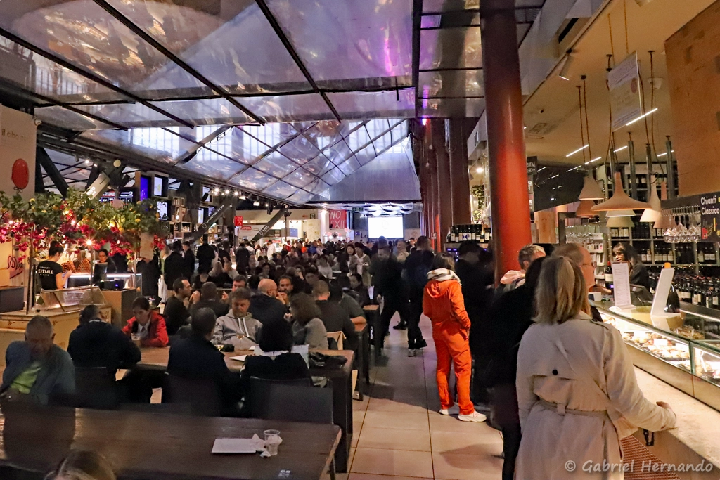 Restaurants et bars, au 1er étage du Mercato Centrale (Florence, Italie, Octobre 2024)