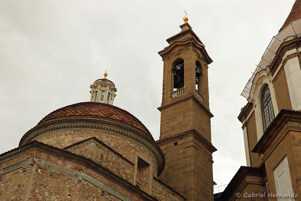 La nouvelle sacristie de Michel-Ange, coiffée d'un petit dôme couvert d'écailles se terminant par une lanterne à colonnes de marbre, et le clocher-tour de 1740 (Florence, octobre 2024)