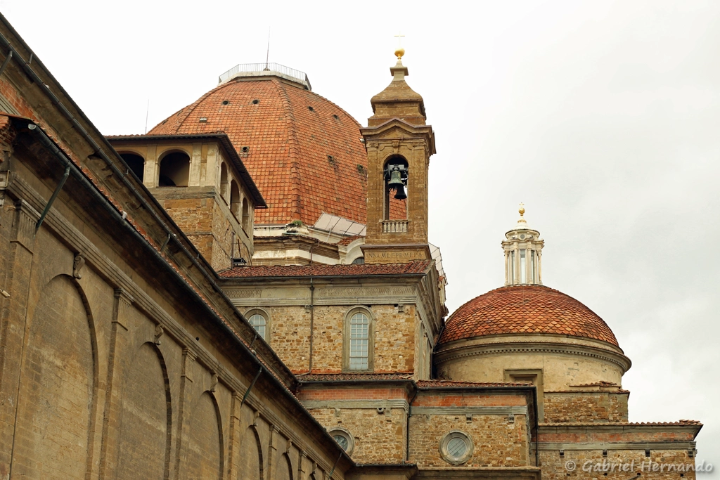 Le grand dôme coiffant la chapelle des princes, le clocher-tour de 1740 et la petite coupole coiffant la nouvelle sacristie de Michel-Ange, avec sa lanterne à colonnes de marbre (Florence, octobre 2024)