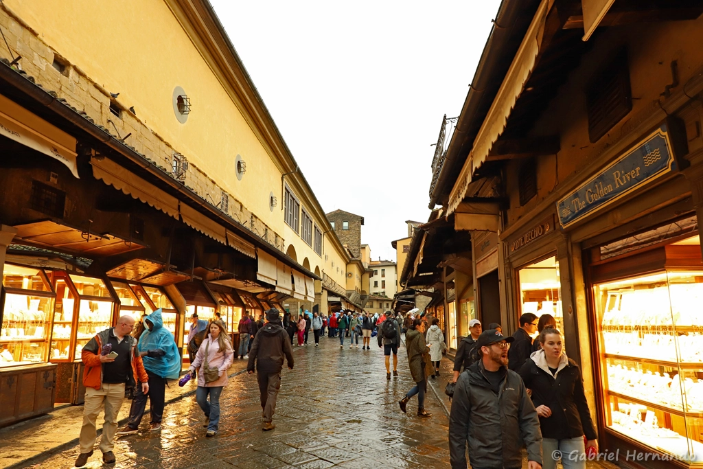 Le Ponte Vechio et ses nombreuses bijouteries (Florence, Italie, octobre 2024)