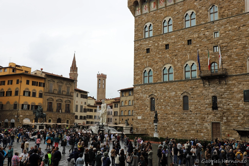 Piazza della Signoria, avec le campanile de la Badia Fiorentina, la tour du Palazzo del Bargello, la fontaine de Neptune et la Palazzo Vecchio (Florence, Italie, octobre 2024)