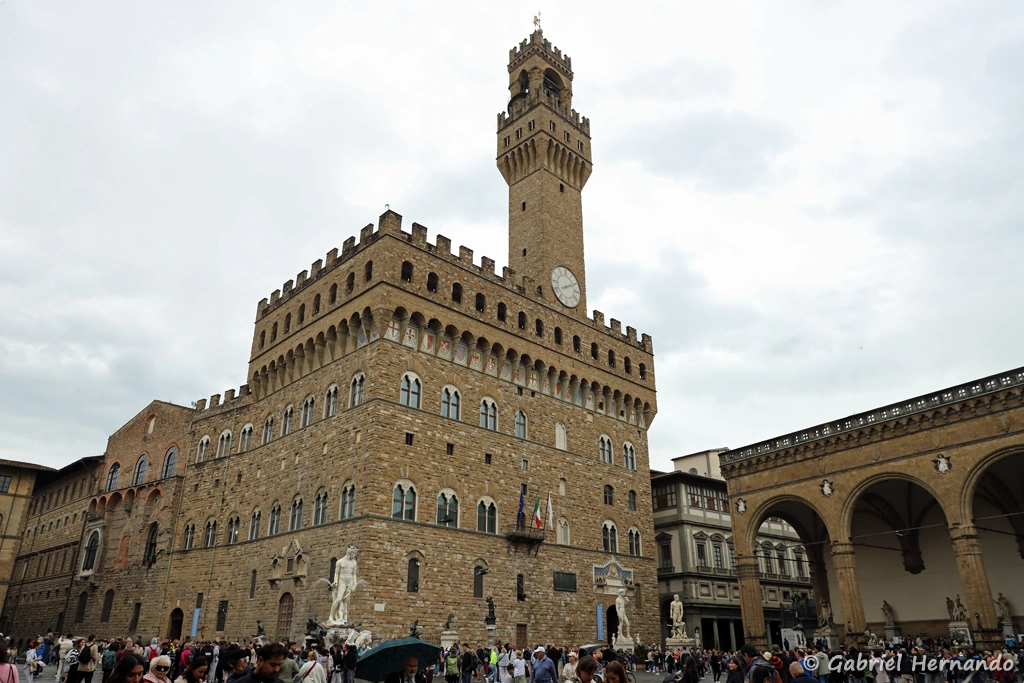 Palazzo Vecchio avec la torre d'Arnolfo, la Loggia des Lanzi (Florence, Italie, octobre 2024)