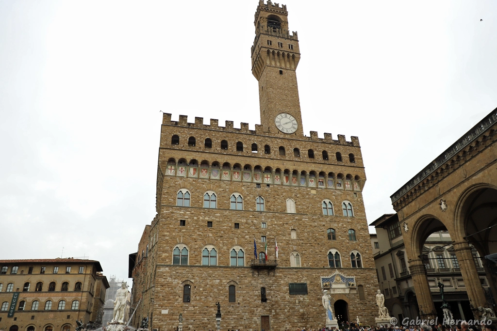 Palazzo Vecchio avec la torre d'Arnolfo, la Loggia des Lanzi (Florence, Italie, octobre 2024)