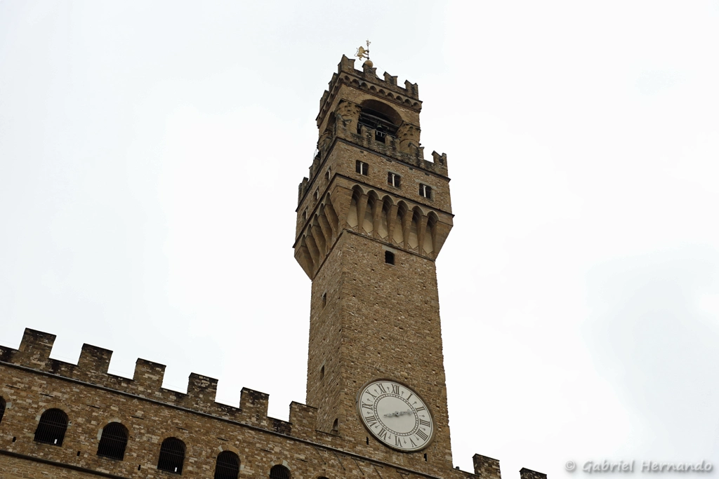 La torre d'Arnolfo, beffroi du Palazzo Vecchio, achevé en 1310 (Florence, Italie, octobre 2024)