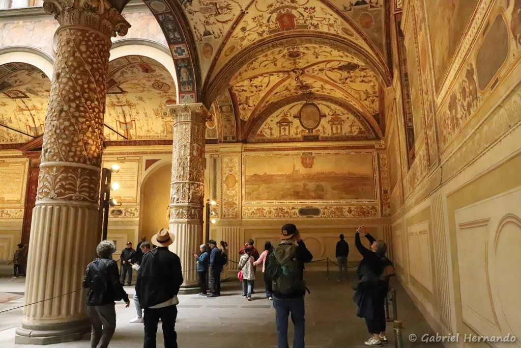 Galeries de la cours d'entrée du Palazzo Vechio, ornées de fresques de Vasari (1565) (Florence, Italie, octobre 2024)