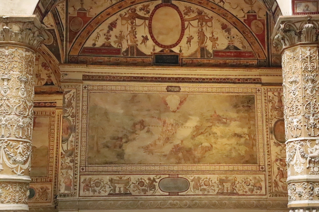 Galeries de la cours d'entrée du Palazzo Vechio, ornées de fresques de Vasari (1565) (Florence, Italie, octobre 2024)
