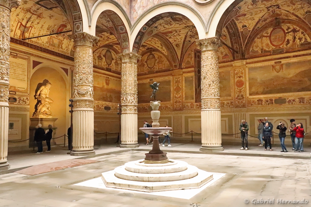 Cours d'entrée du Palazzo Vechio, fontaine en porphyre, avec la plus ancienne statue en bronze de Le Petit Ange au dauphin d'Andrea del Verrocchio (1476) (Florence, Italie, octobre 2024)