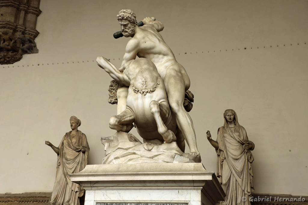 Hercule en lutte contre le centaure Nessus (1598), réalisé en marbre, par Giambologna, situé dans la Loggia des Lanzi (Florence, Italie, octobre 2024)