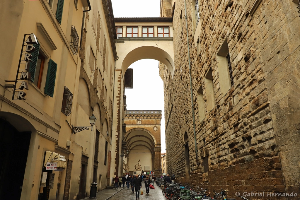 La partie du corridor de Vasari, entre le palazzo Vecchio et la galerie des Offices, et en arrière plan, la Loggia des Lanzi (Florence, Italie, octobre 2024)